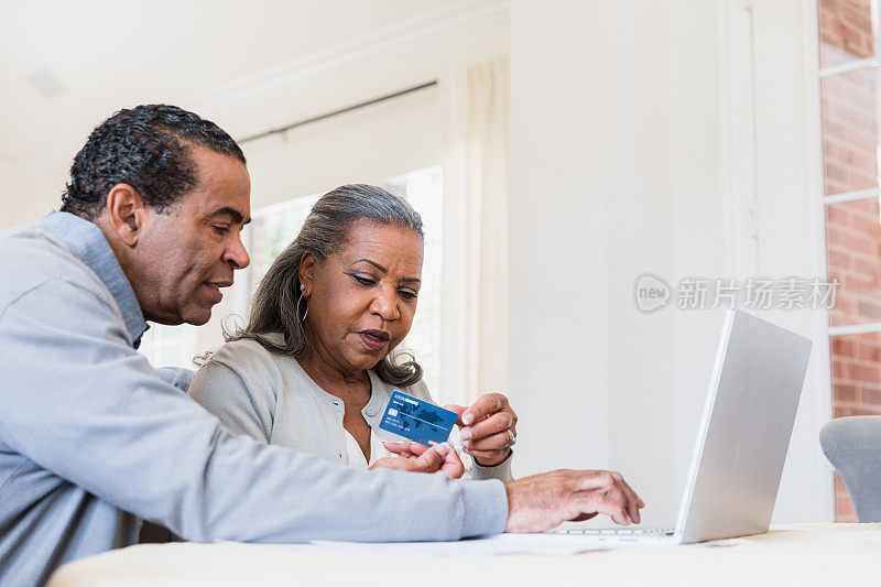 As husband surfs net, wife looks at credit card